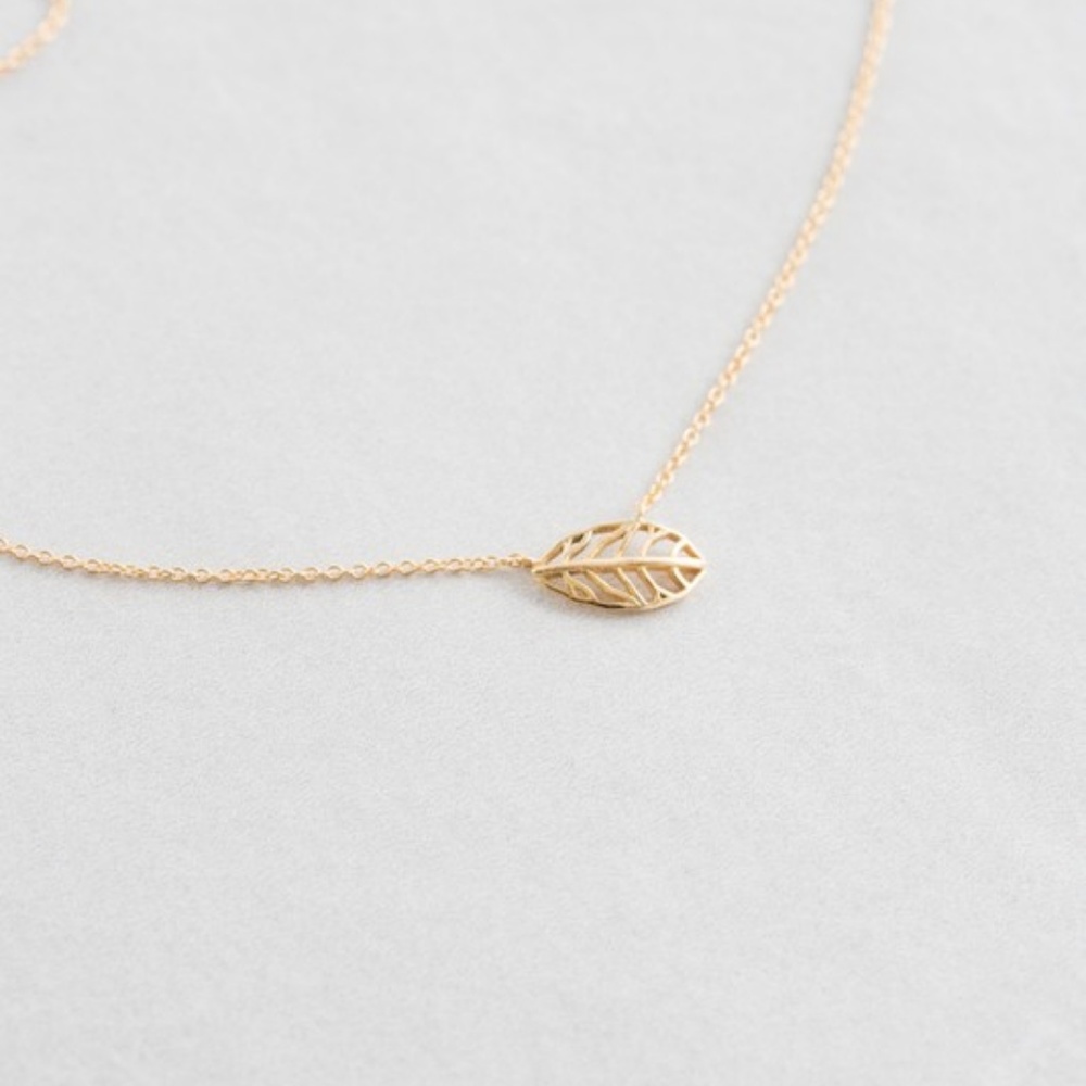NWT Lovoda Dainty Elm Leaf Necklace - Picture 3 of 3